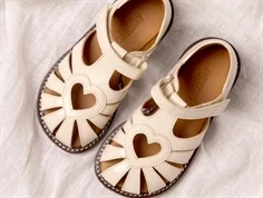 Angulus sandal buttermilk med lak -- flot hvid nuance